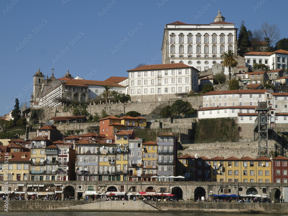 Palacio Episcopal de Oporto junto al río Duero (Portugal)