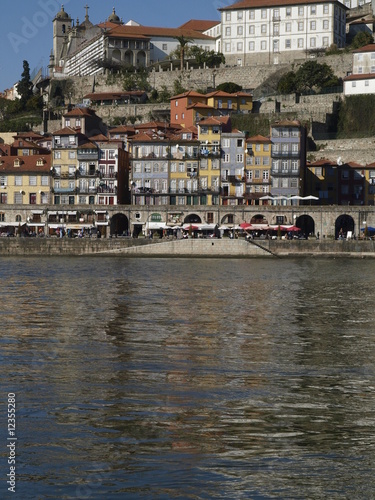 La ciudad de Oporto desde el rio Duero