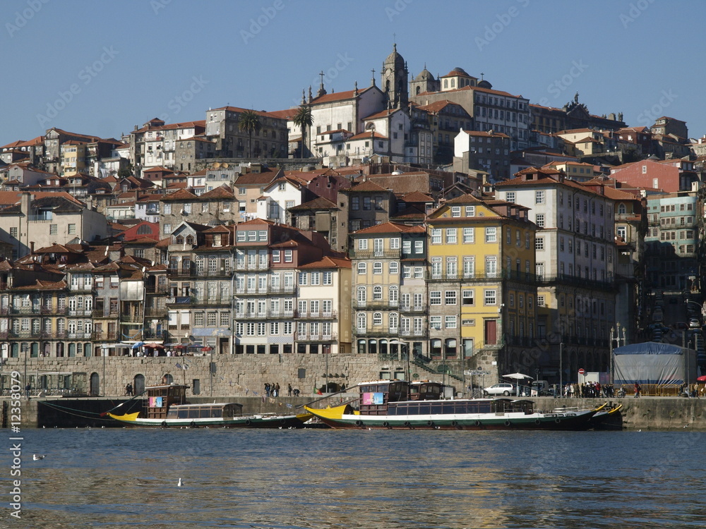La ciudad de Oporto desde el río Duero