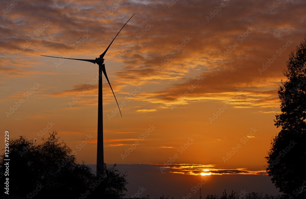 Obraz premium Eolienne sur fonds de coucher de soleil