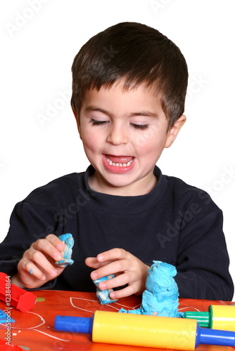 Foto bambino gioca con il pongo