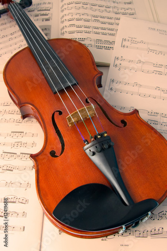 violín sobre hojas de partituras photo