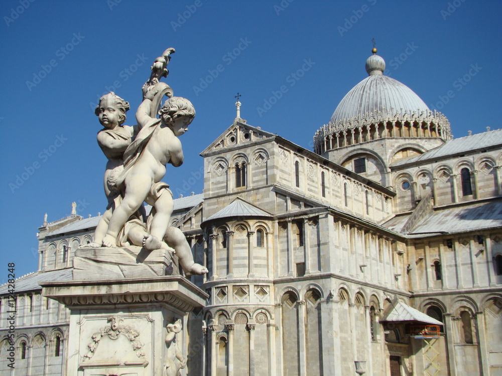 pomnik z amorkami na Placu Katedralnym w Pizie w Toskanii