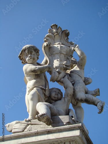 aniołki trzymające herb miasta Piza