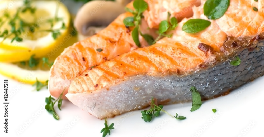 Lachs - gegrillt mit Salat und Rot-Kartoffeln Lachs - gegrillt mit Salat und Rot-Kartoffeln