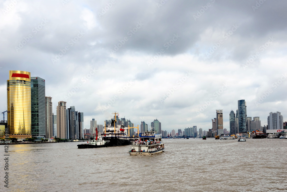 Fototapeta premium Shanghai cloudy day on the Huangpu river, riverfront buildings