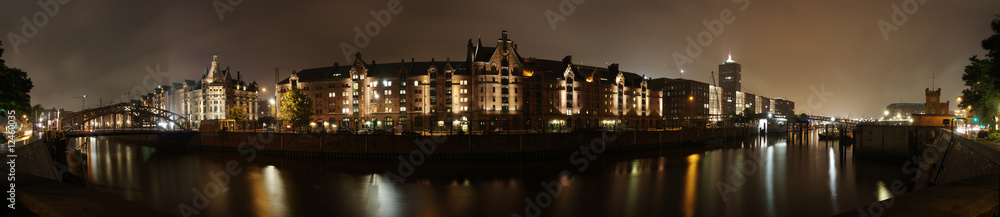 Fototapeta premium Speicherstadt Panorama, Nacht, Hamburg