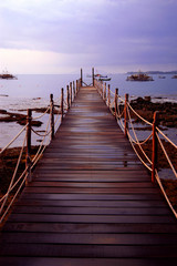 Fototapete Abstieg zum Strand Holzbrücke über tropisches Meerwasser  © bheka