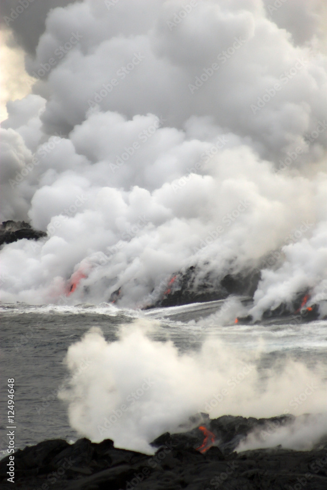 Obraz premium Lava flowing into the ocean