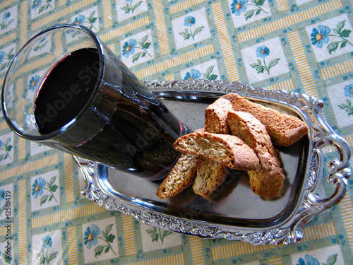 Cantucci e vino photo