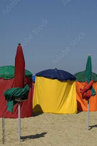 France, Normandie, parasols colorés sur la plage de Deauville