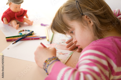 jeune fille trisomique dessinant