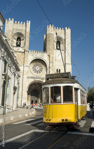 carreira 28 and cathedral Lisboa