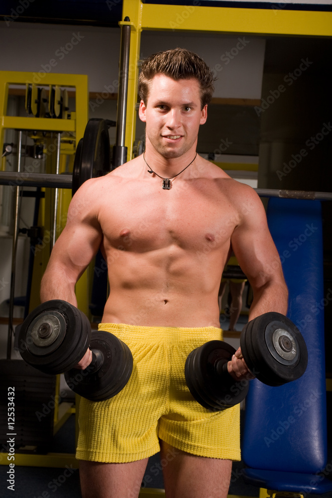 Bodybuilder training in the gym