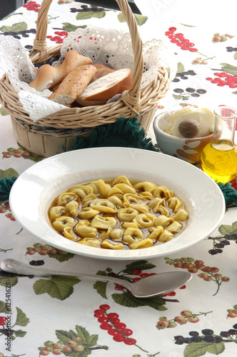 Cappelletti in brodo - Primi piatti tipici - Emilia Romagna
