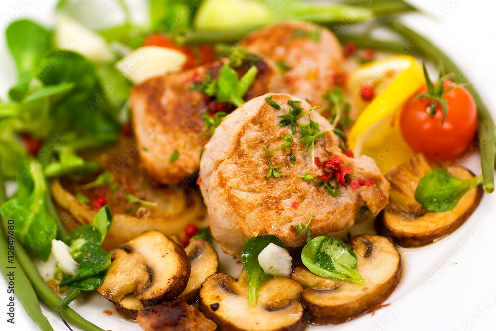Filet vom Schwein,gebraten - mit Pilz,Salat 8 Filet vom Schwein,gebraten - mit Pilz,Salat 8