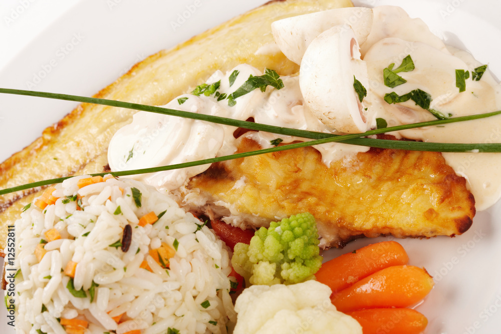 Tilapia-Filet mit Champignon-Ragout und Reis Tilapia-Filet mit Champignon-Ragout und Reis