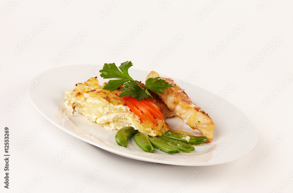 Viktoriabarschfilet mit Kartoffelgratin Viktoriabarschfilet mit Kartoffelgratin