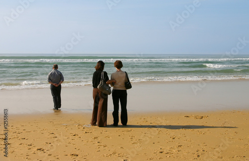 trois personnes regardant l'horizon