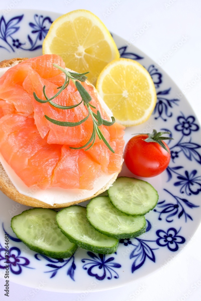 lachs brötchen mit käse, gurke, tomate und zitrone lachs brötchen mit käse, gurke, tomate und zitrone