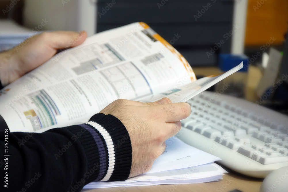 Obraz premium Reading a magazine