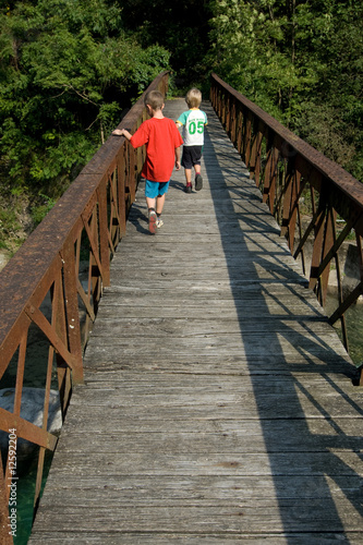 bambini sul ponte metallico