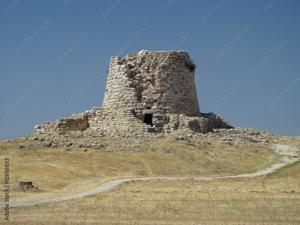 prehistoryczna budowla na Sardynii - obrazy, fototapety, plakaty 