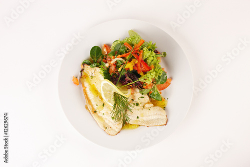 Schollenfilet mit Blattsalat photo