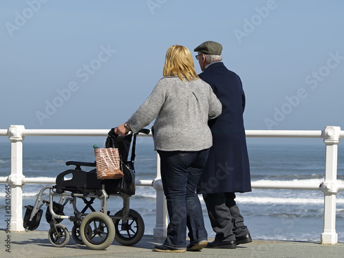 Anciano paseando acompañado