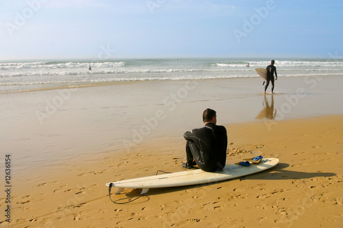 surfeur assis sur sa planche photo