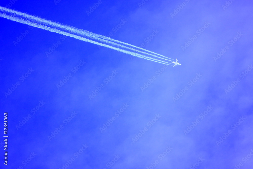 aereo nel cielo blu aereo nel cielo blu