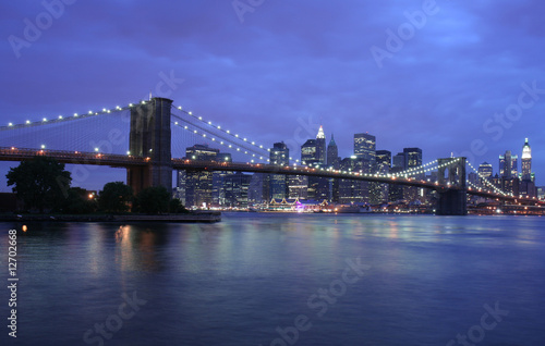 Fototapeta Naklejka Na Ścianę i Meble -  Brooklyn Bridge in New York at twilight
