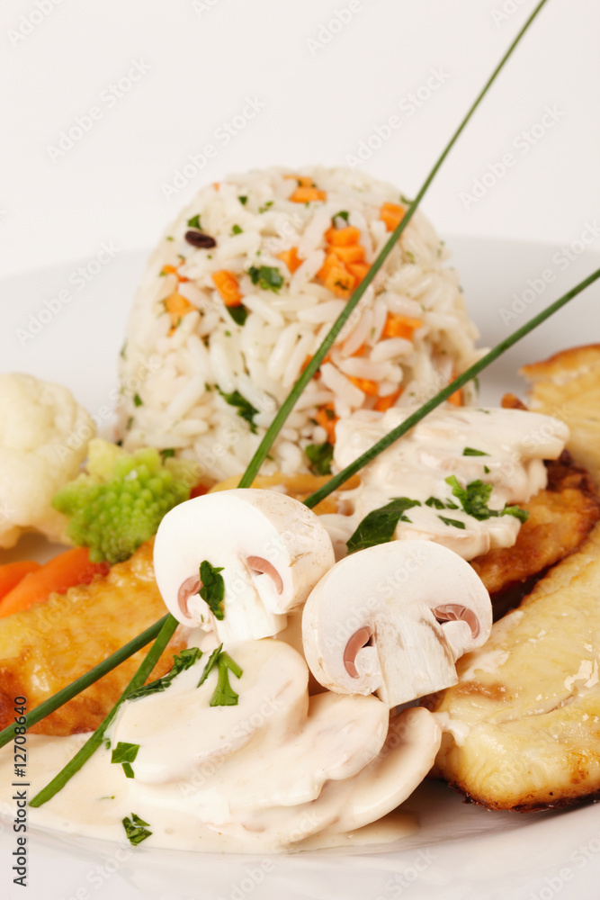 Tilapia-Filet mit Champignon-Ragout und Reis Tilapia-Filet mit Champignon-Ragout und Reis