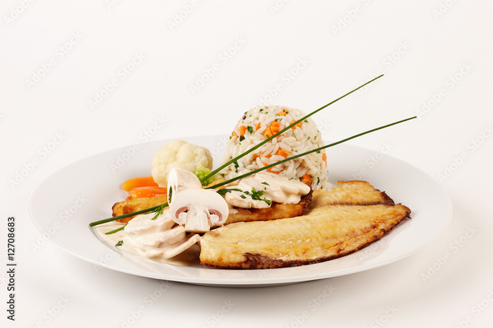 Tilapia-Filet mit Champignon-Ragout und Reis Tilapia-Filet mit Champignon-Ragout und Reis