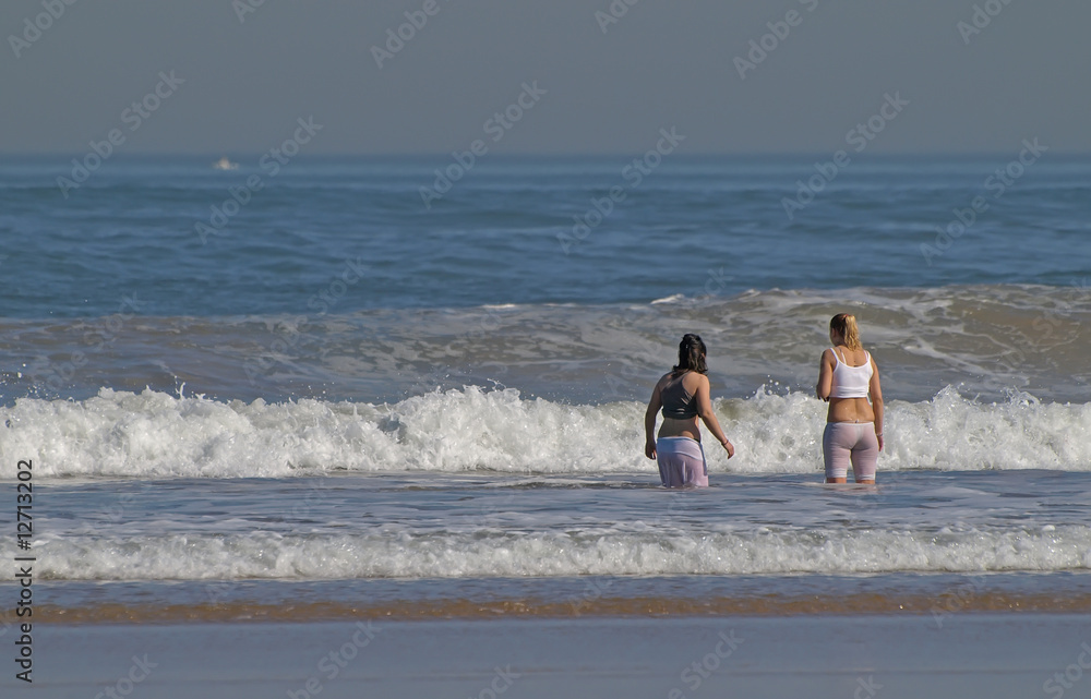 Chicas bañandose en la playa