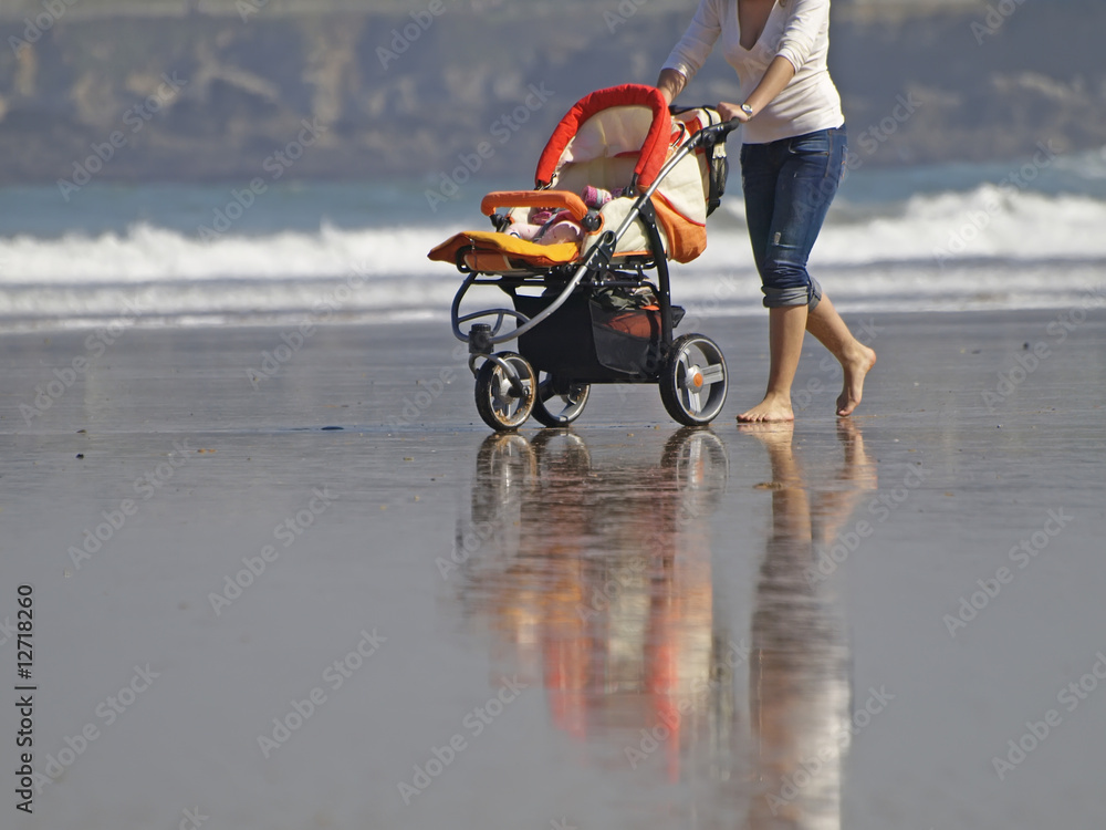 Obraz premium Madre con cochecito bebé
