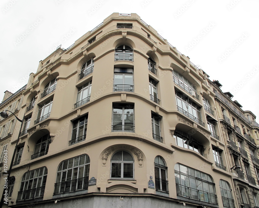 Immeuble en pierre au coin d'une rue Paris.