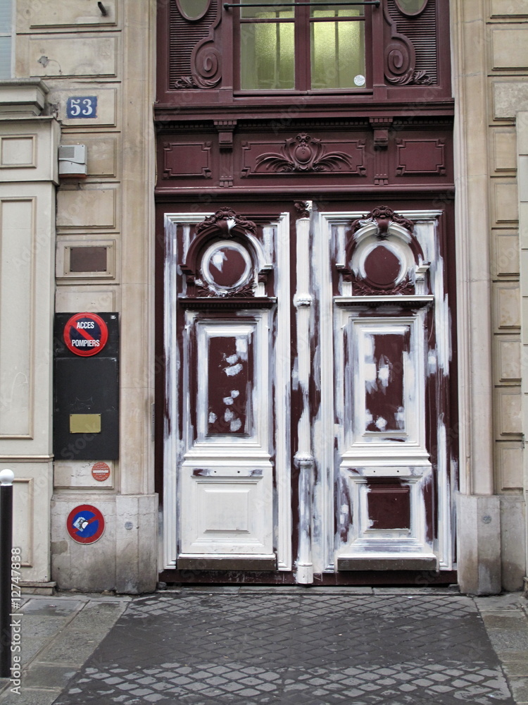Fototapeta premium Porte cochère marron en train d'être repainte.