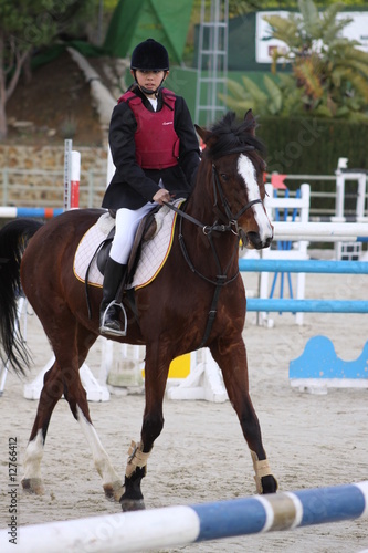 niña a caballo en concurso hípico