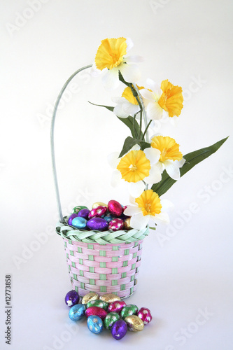 Fototapeta Naklejka Na Ścianę i Meble -  Easter egg basket decorated with flowers.