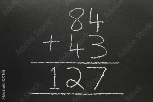 Fotografia A basic addition sum written on a blackboard.