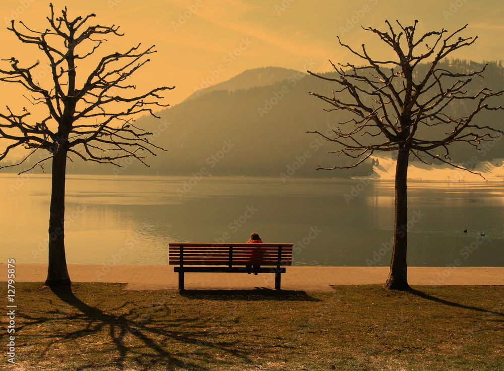 un enfant assis seul sur un banc