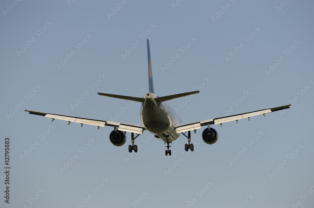 Flugzeug Silhouette bei Landung auf Flughafen München Flugzeug Silhouette bei Landung auf Flughafen München