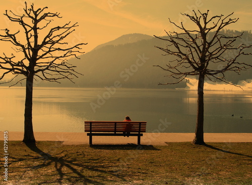 un enfant assis seul sur un banc photo