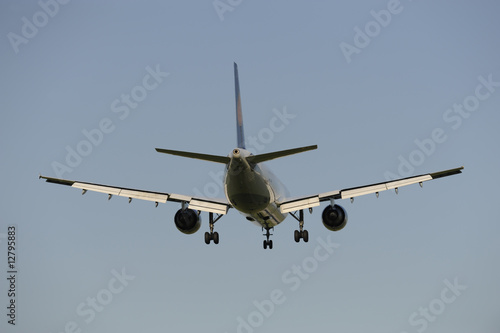 Flugzeug Silhouette bei Landung auf Flughafen München
