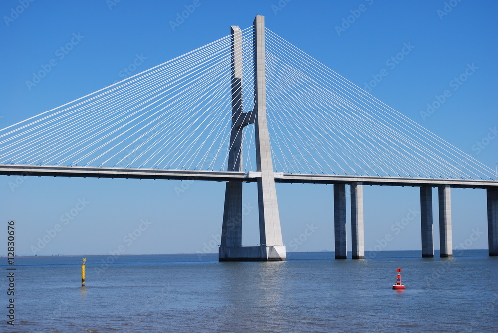 Obraz premium 'Vasco da Gama' Bridge over River 'Tejo' in Lisbon