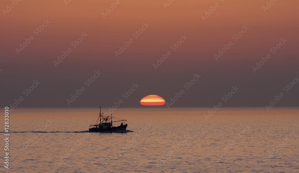 bateau de peche au coucher de soleil