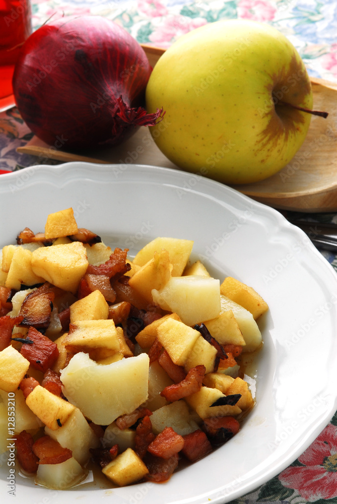 Padellata di patate e mele - Contorni della lombardia Padellata di patate e mele - Contorni della lombardia