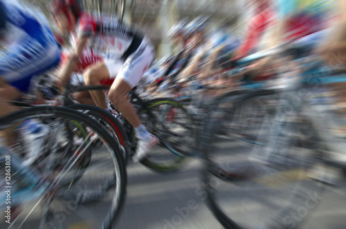 Gruppo di ciclisti con radial blur