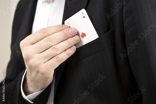 mann mit anzug zieht spielkarte herz ass aus jacket tasche